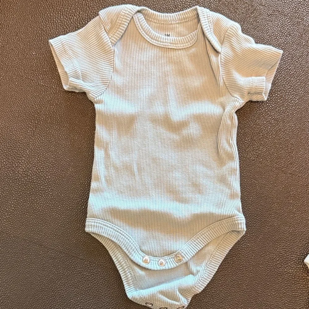 Bundle of 6 Baby Bodysuits Cloud Island brand and other  Blue and White  Set 3-9
